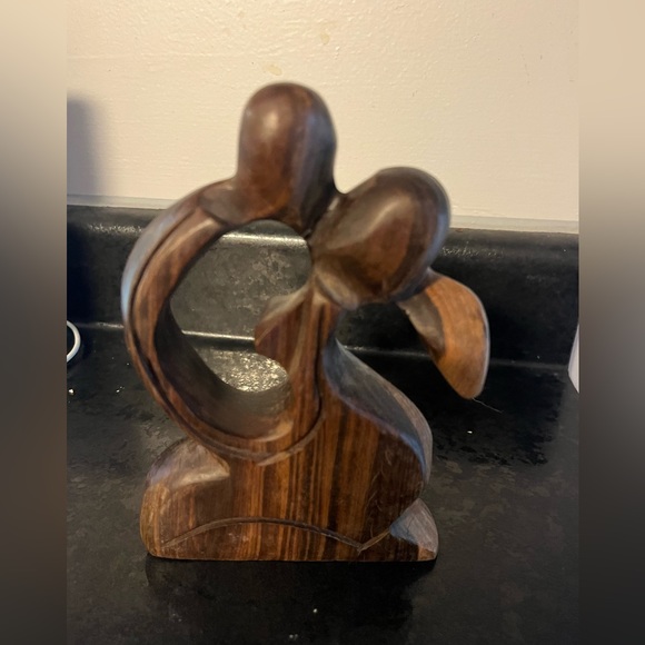 Man and Woman kissing wood - Picture 7 of 9